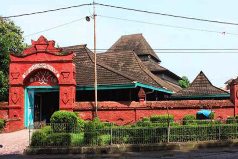 Mengunjungi Masjid Agung Cipta Rasa