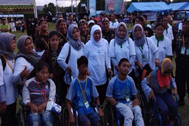 Khofifah Kenalkan Program Jatim Sejahtera (PKH Plus) di Pasar Raya