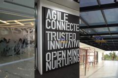 Gambar Artikel Transformasi Gedung Modern: Tampilan Elegan Berawal Dari Cutting Sticker Dan Kaca Film Gedung