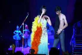 Gambar Artikel Katy Perry Ketagihan Manggung di Indonesia, Gelar Konser lagi Tahun Depan