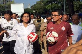 Gambar Artikel Sandiaga Beranikan Diri Menunjukkan Revitalisasi Lapangan Banteng yang Belum Kelar pada Menkeu Sri Mulyani