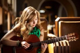 Gambar Artikel Cara Bermain Gitar Agar Menghasilkan Alunan Nada yang Indah