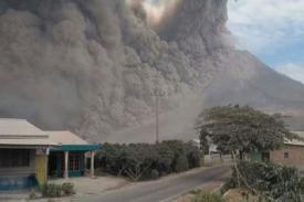 Gunung Sinabung: Warga di 7 Desa Direlokasikan, Belum Ada Alat untuk Memprediksikan Erupsi