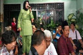 Gambar Artikel Ngatinah Berikan Persembahan Lagu &#039;Bung Karno Putro Fajar&#039; kepada Gus Ipul