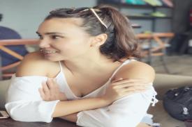 Gambar Artikel Agar Punggung Halus dan Seksi, Feby Febiola Rutin Luluran Lemongrass