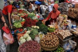 Memantau Harga Bahan Makanan yang Naik di Pasar Pondok Gede-Bekasi
