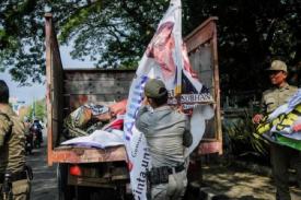 Satpol PP Pasuruan Turunkan Puluhan Alat Peraga Kampanye